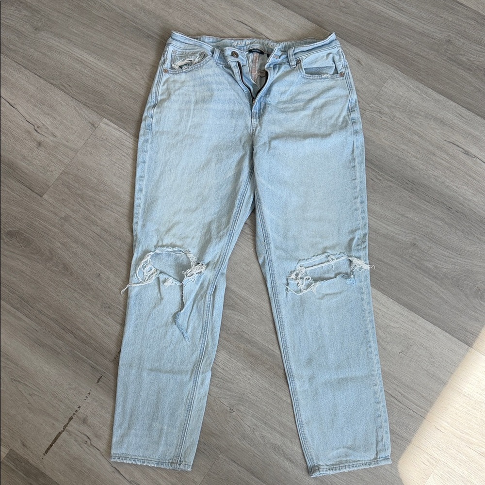 American Eagle Outfitters Light Blue Distressed mom jeans